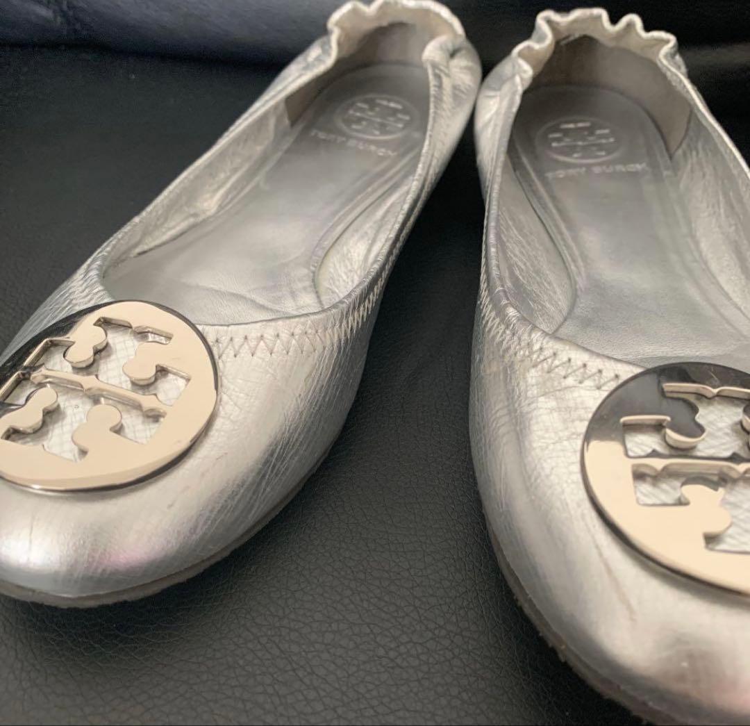 トリーバーチ フラットシューズ シルバー - メルカリ