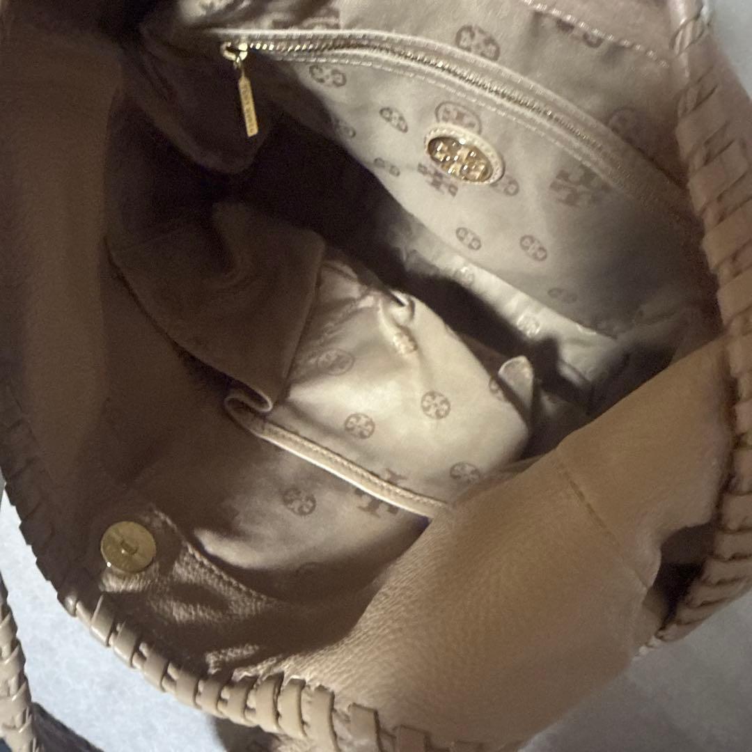 トリーバーチ マリオン ホーボーバッグ ロゴ レザー ベージュ - メルカリ