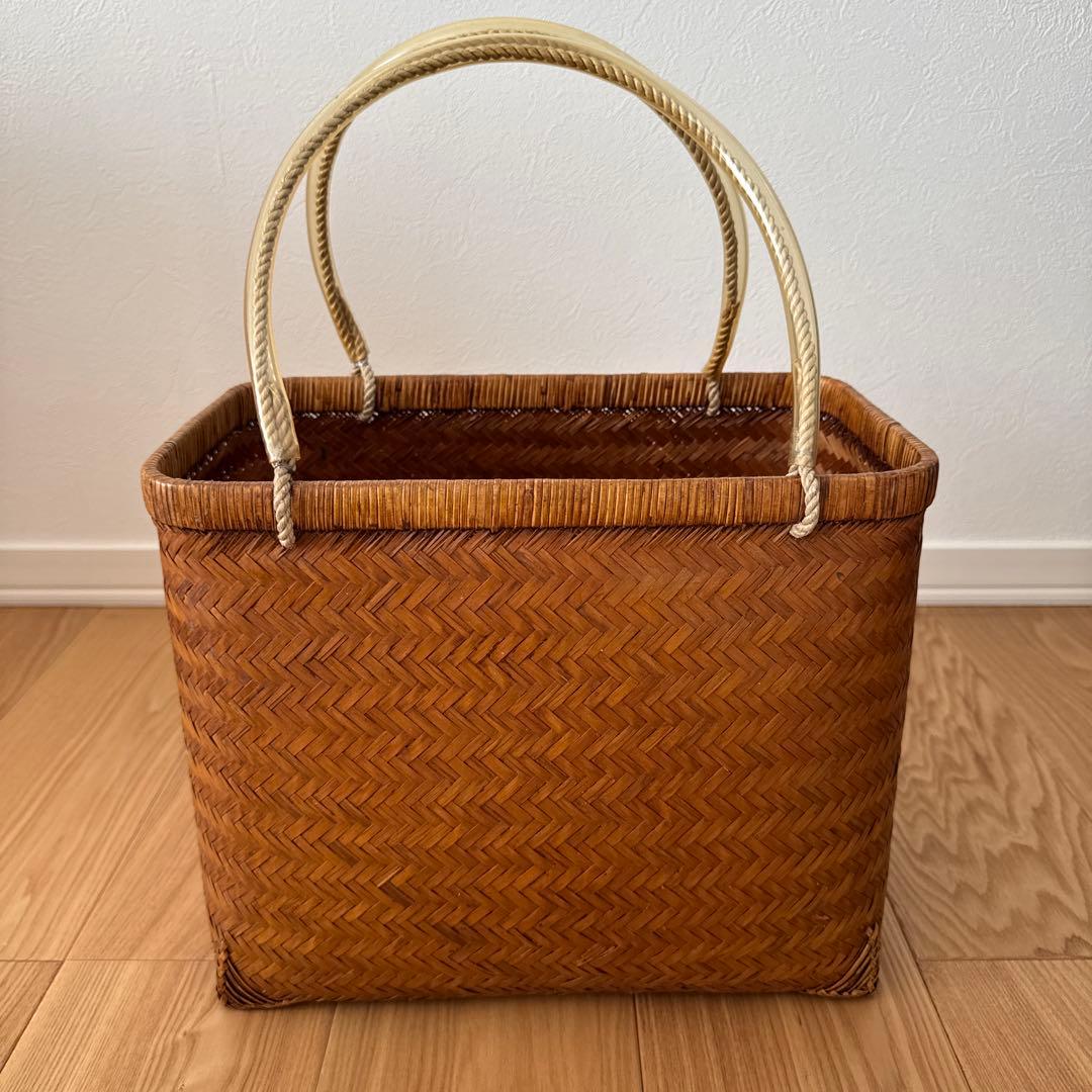 古道具　竹の市場かご　竹籠　篠竹　鈴竹　買い物かご　ヴィンテージ 竹細工 ヴィンテージ 竹籠 買い物籠 花器 花籠 竹編みかご 持ち手有り 古い