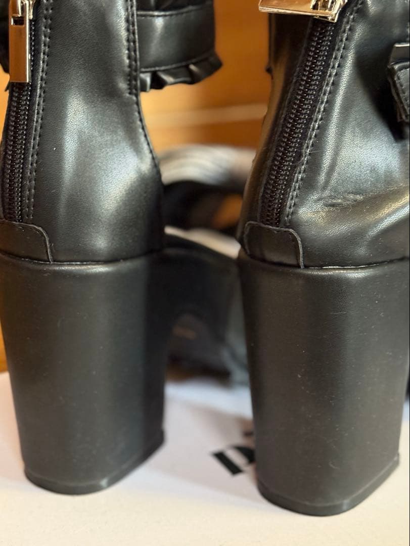 pium ボリュームリボンフリルベルトサンダル ブラック×ピンク S