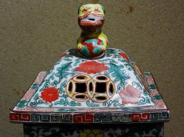 獅子蓋色絵透し彫り角型四脚香炉「大明萬曆年製」 - メルカリ