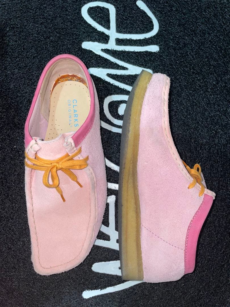クラークス x リーバイス ワラビー ピンクコンビ - メルカリ