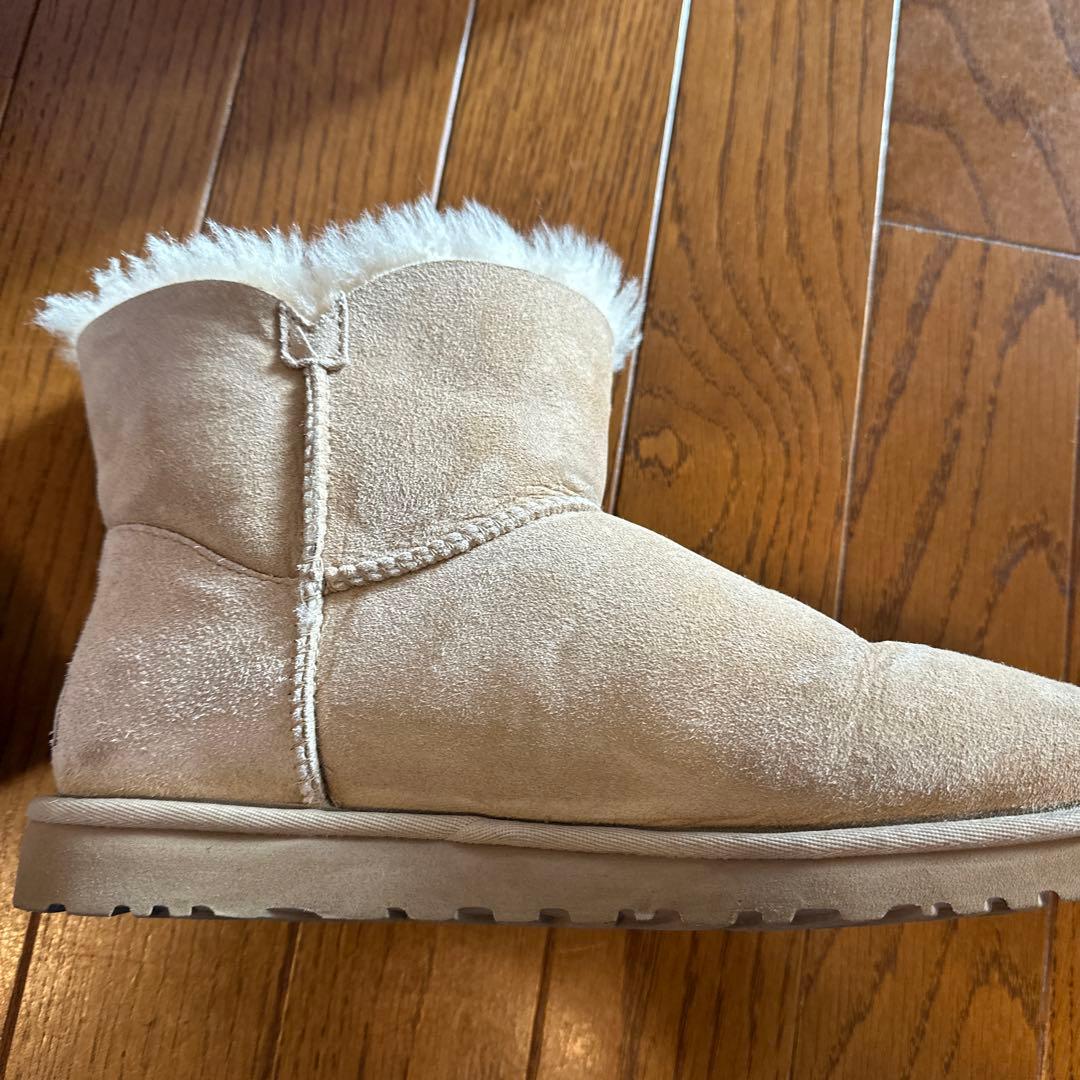 美品 UGG アグ ムートンブーツ ミニベイリーボタン US9 26.0cm