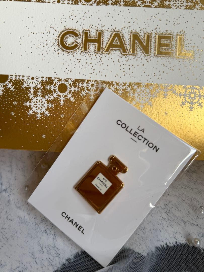 シャネル Nº5香水ボトル型ノベルティ ブローチ - メルカリ