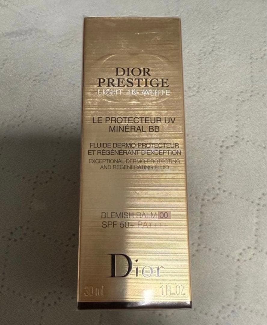 ディオール　プレステージホワイトルプロテクターUVミネラルBB 00 ディオール プレステージ ホワイト ル プロテクター UV ミネラル BBを