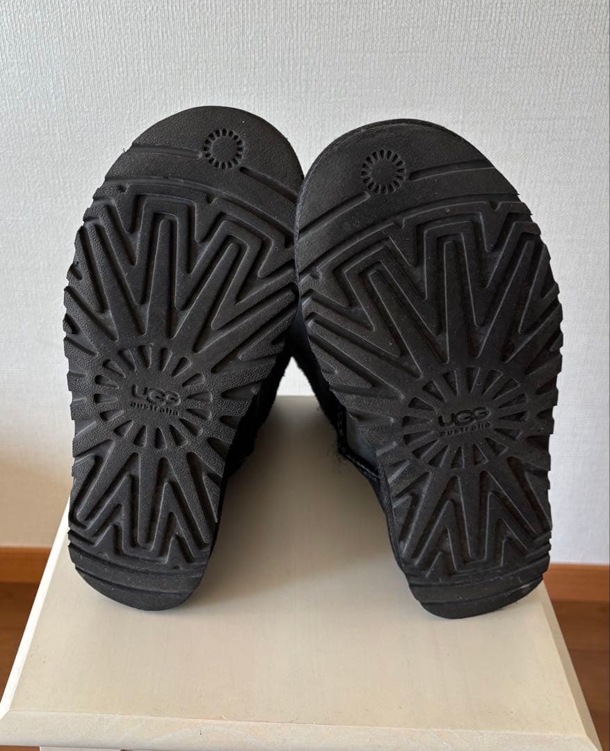 UGG ブラック ムートンブーツ 星型デコレーション付き カスタマイズ