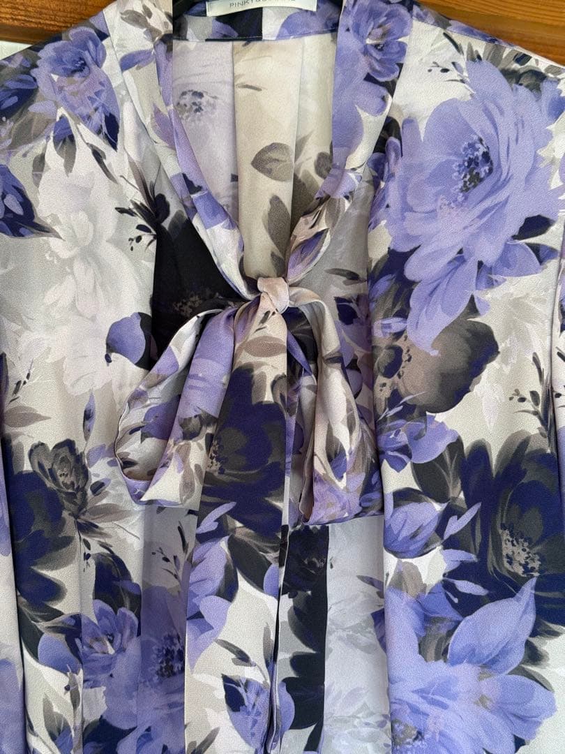 ピンキーアンドダイアンピオニープリントボウタイリボンブラウス