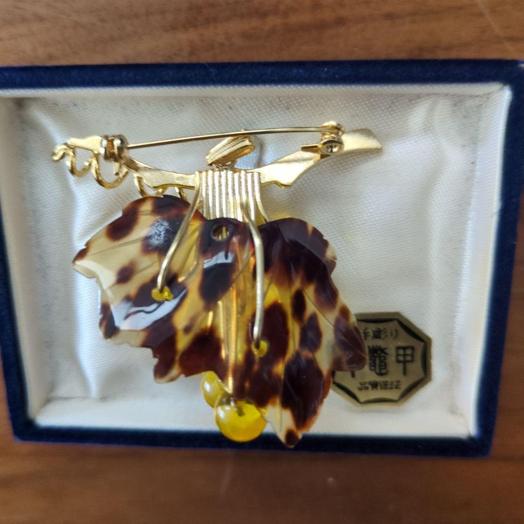 本鼈甲 葡萄のブローチ 手彫り - メルカリ