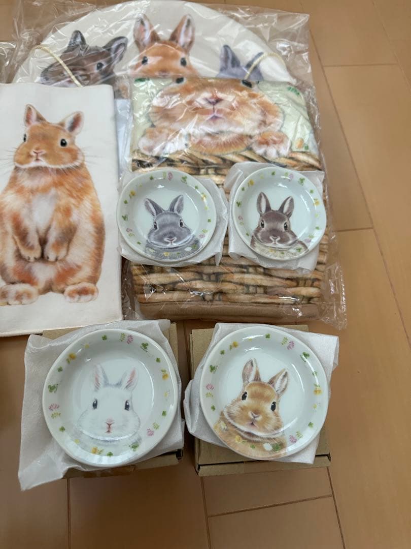 フェリシモ しらとあきこさんが描くうさぎ雑貨コレクション