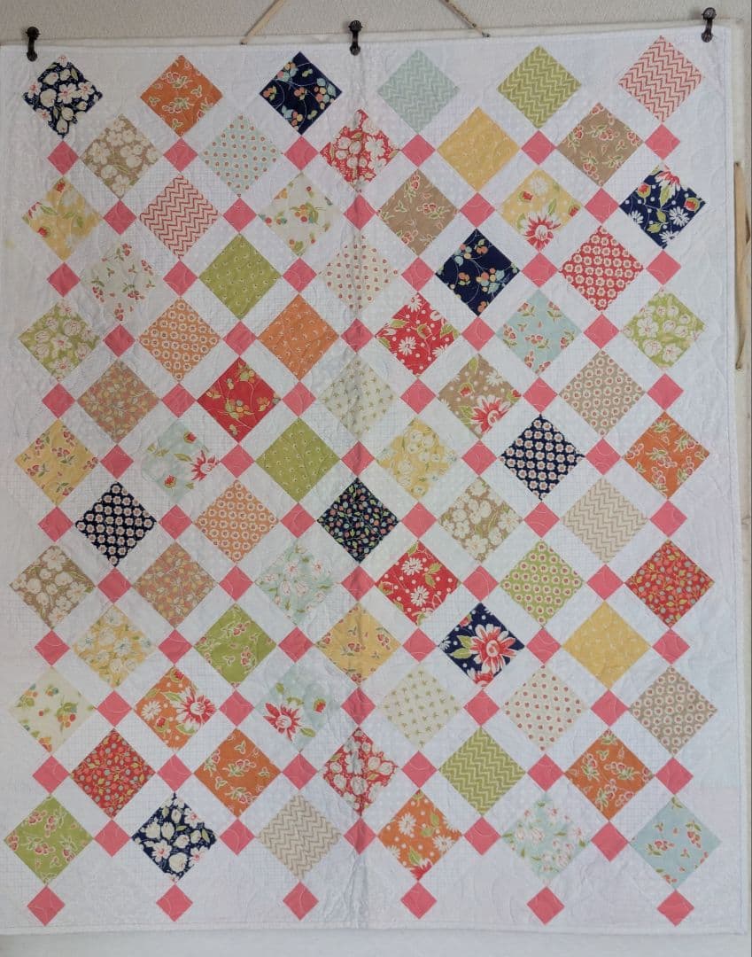 完全オリジナル！ミシンキルトタペストリー ピンクスクエアモチーフ レシピ・ミシン】スプラッシュのキルトタペストリー | ぱいな