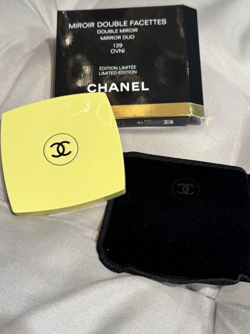 CHANELシャネル　ミラーDouble Facettes イエロー New in Box CHANEL Miroir Double Facettes Mirror Duo - Yellow OVNI