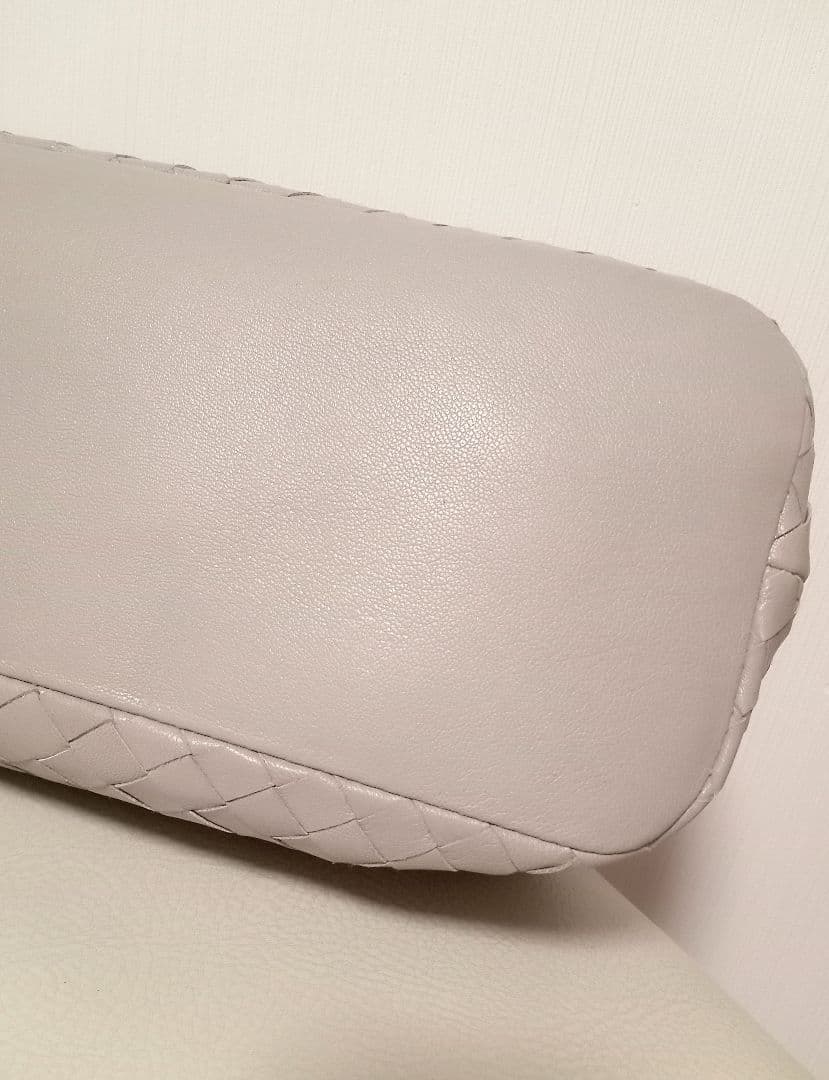 イントレチャート ショルダーバッグ 本革 / ゴート山羊革 グレージュ