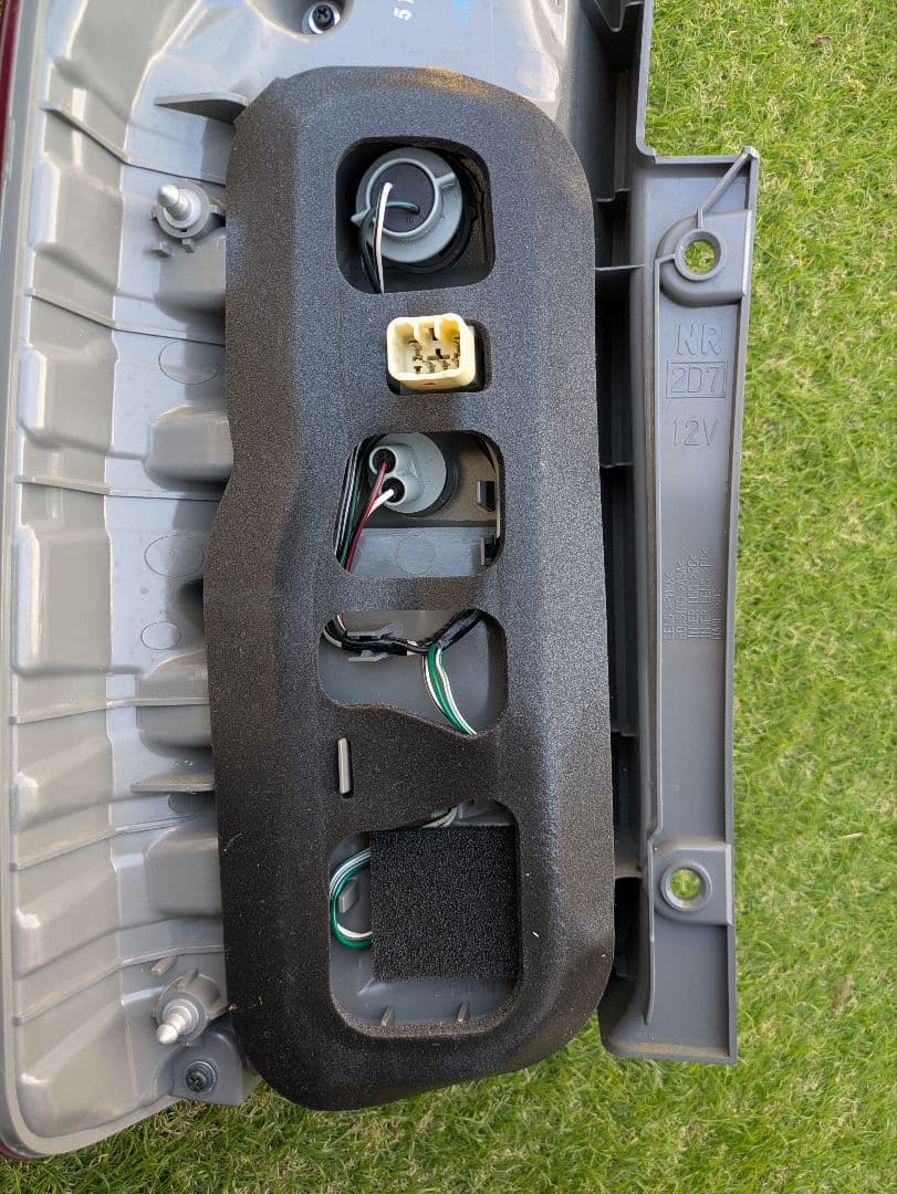 ノア70純正テールランプ （右側のみ） （右側のみ） ノア70純正