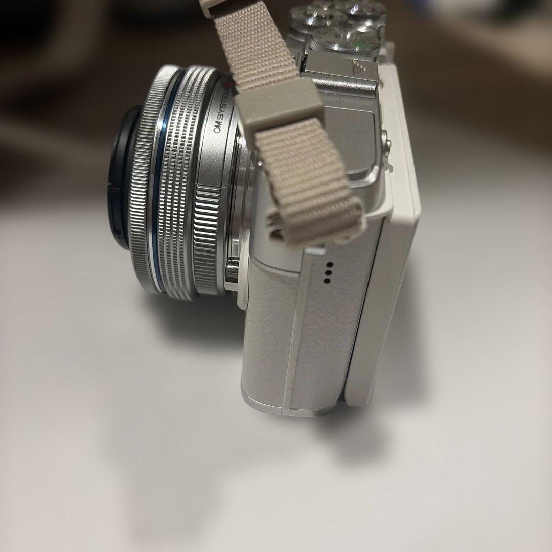 Olympus PEN E-P7ミラーレス一眼 シルバー（ダブルズームキット