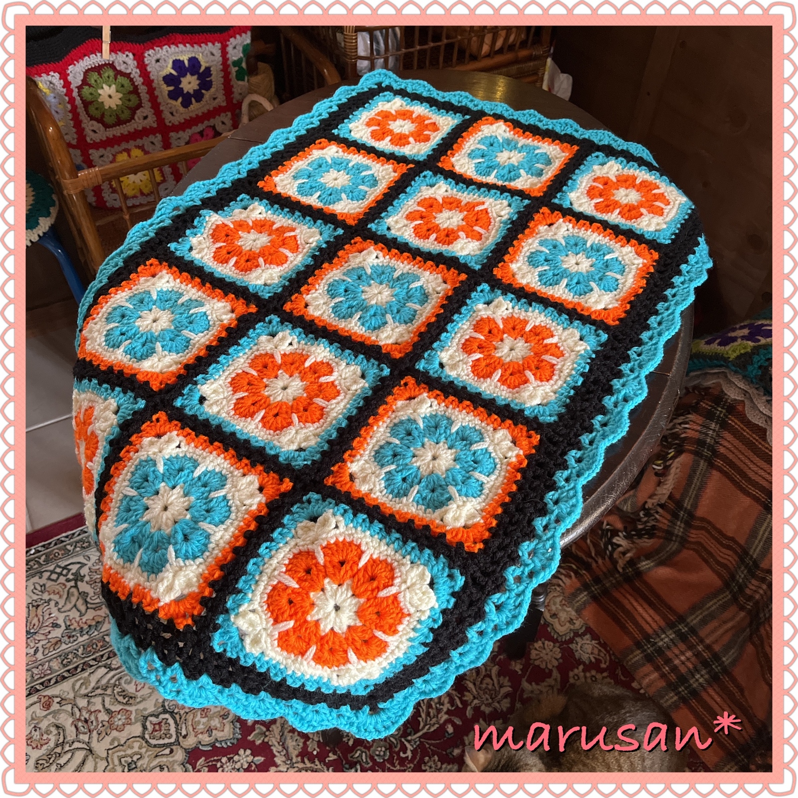 送料込】レトロポップなモチーフ編みのマルチカバー.*・ﾟマルチマット