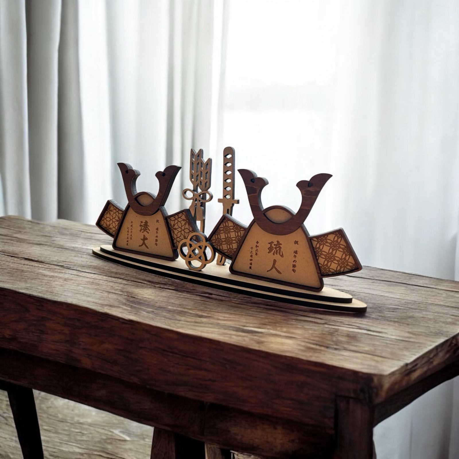 予約販売 〗兄弟・双子ちゃんで飾れる 二つ並んだ名入り兜 木製 五月