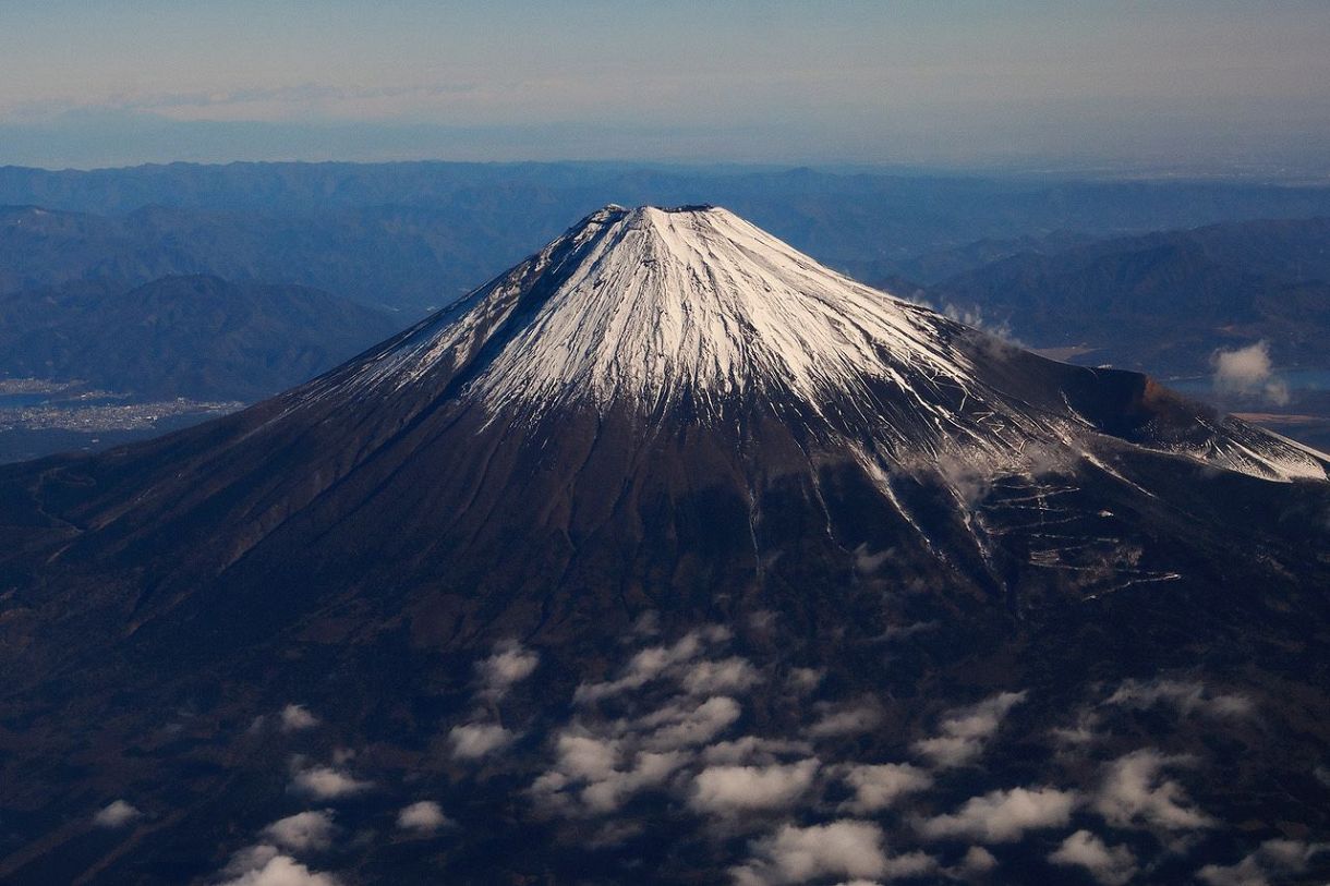 ついに成功！冠雪の富士山空撮 山頂の迫力は別格：山陽新聞デジタル