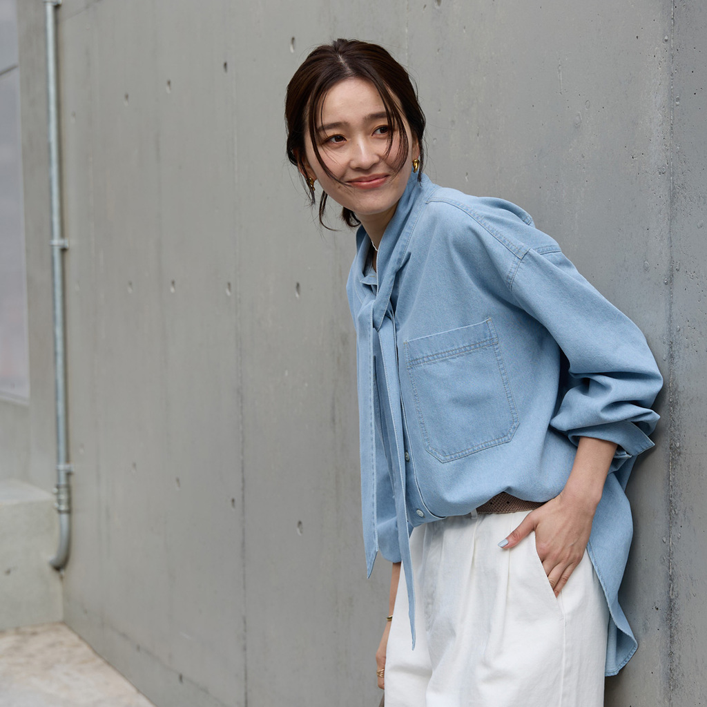 カジュアルに華やかさをプラス】デニムボウタイシャツ - RIVE DROITE
