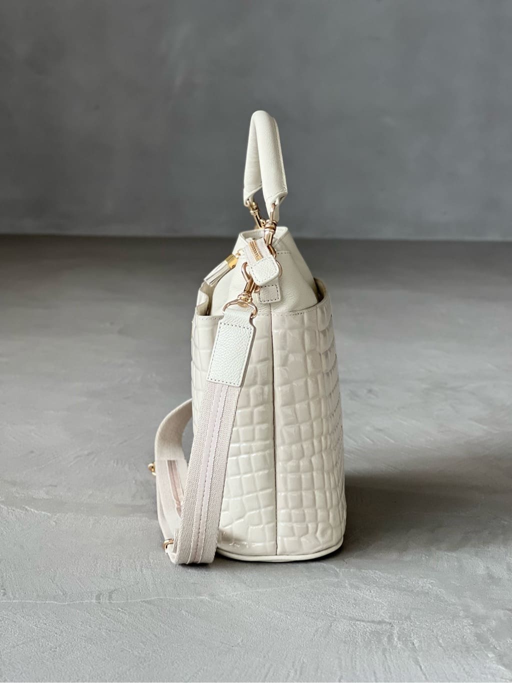 静かな森に積もる雪を表現したXmas限定バッグ「ウィークエンド