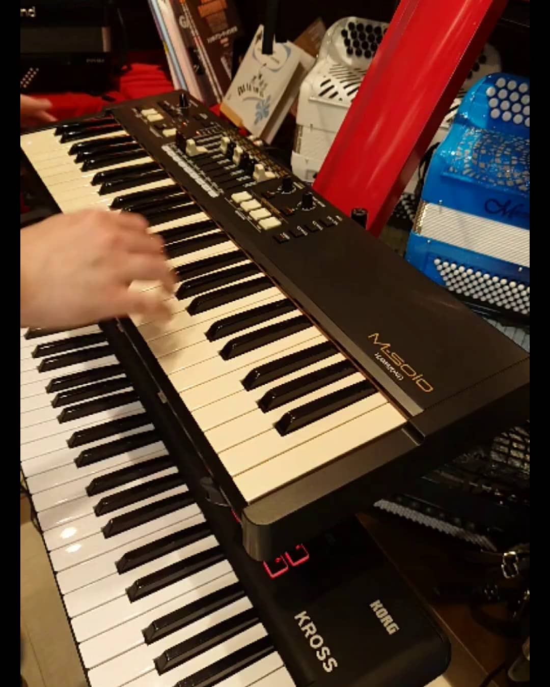 HAMMOND M-solo BLE [リミテッドカラー：ブルー] (49鍵盤・ハモンド