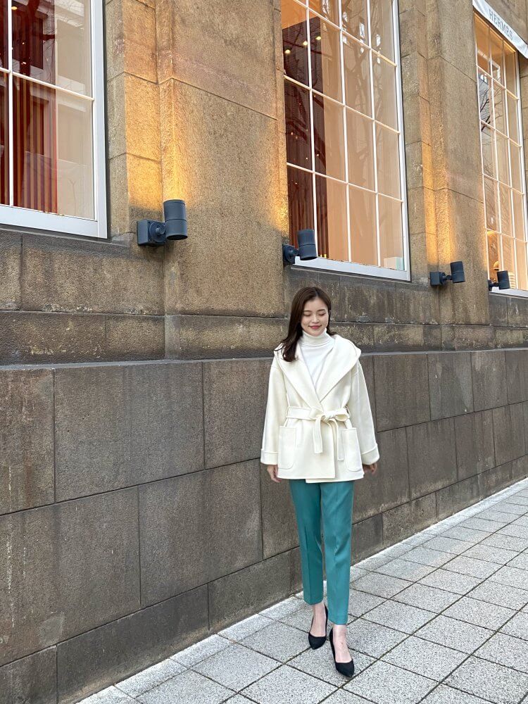 華やかな白コートをエレガントに着こなして | m-i-d | M-PREMIER(エム