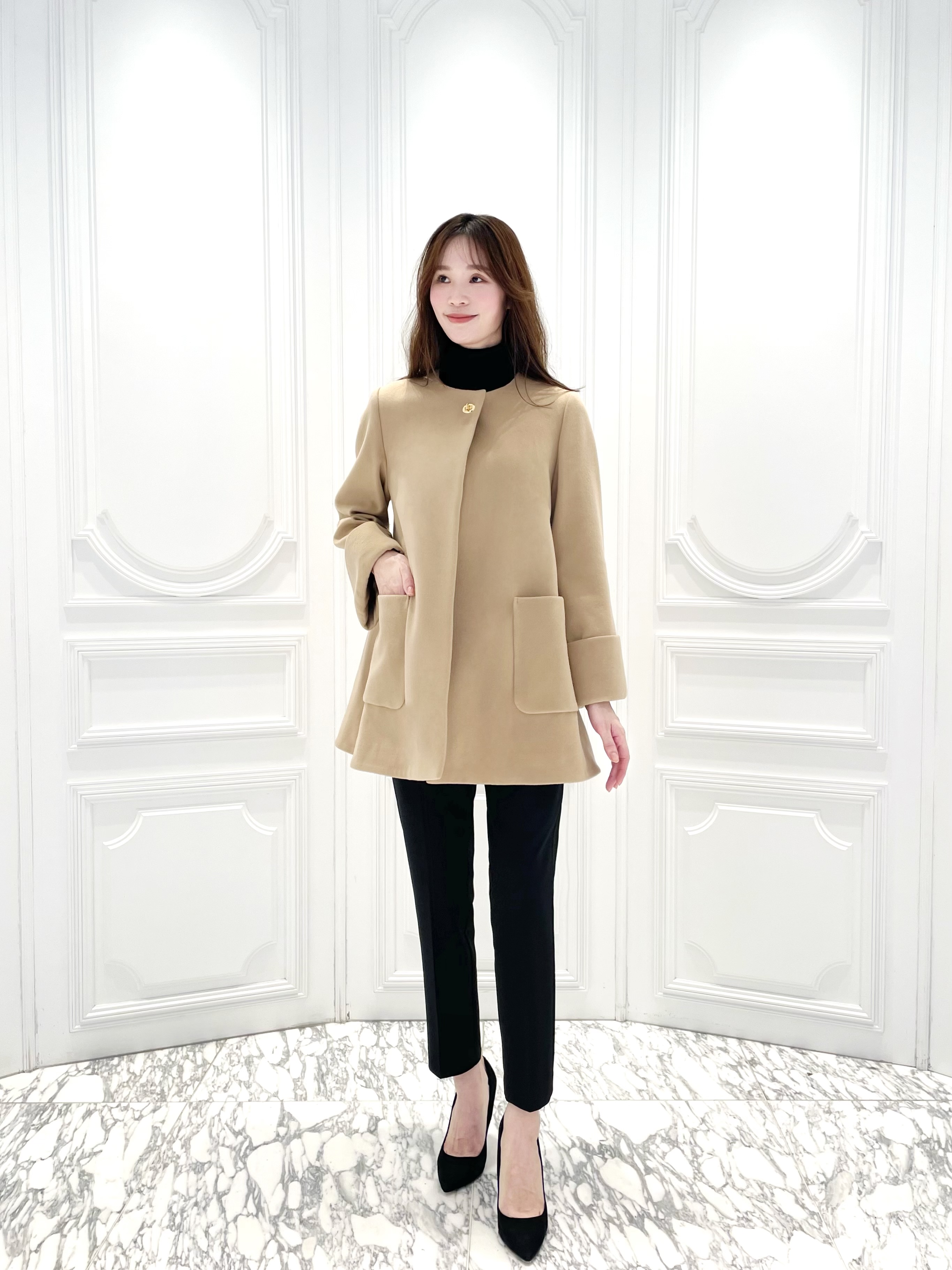 リュクスな雰囲気纏う！カシミヤ混コートは軽い着心地のミドル丈が