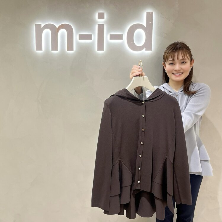 今年トレンドのケープコートで過ごす、ワンランク上の休日コーデ