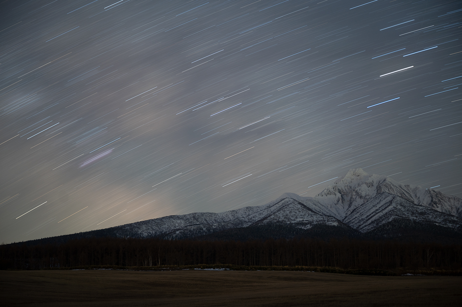 Z24-70mm f2.8で撮る残雪の斜里岳と天の川 | 山と星とカメラ