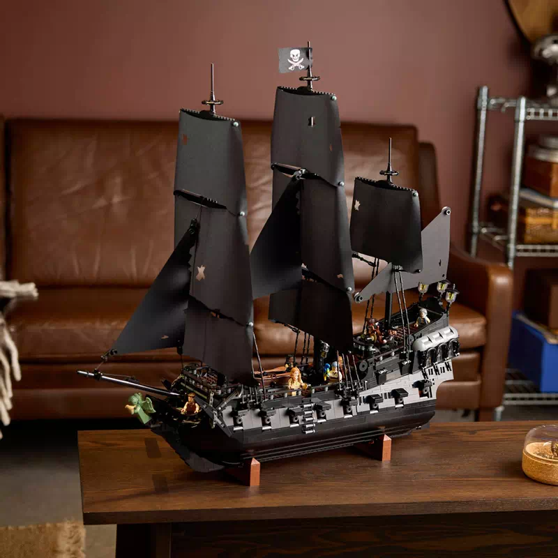 8人の海賊がレゴ(R)ミニフィギュアに！ジャック・スパロウを中心に