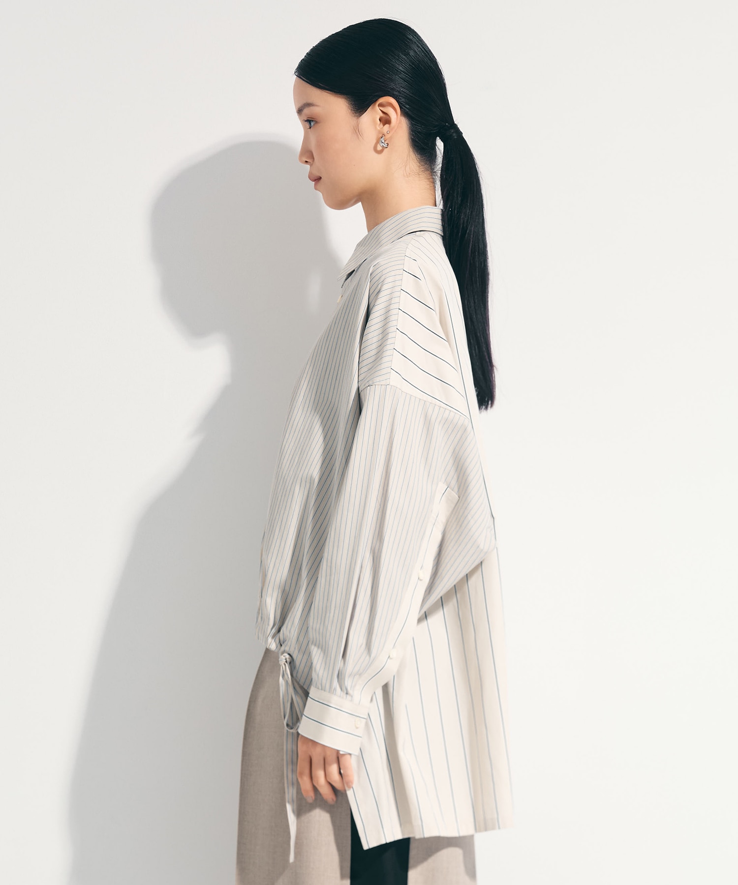 別注ドローコードストライプシャツ(2 BEIGE): UJOH: WOMENS｜ STUDIOUS