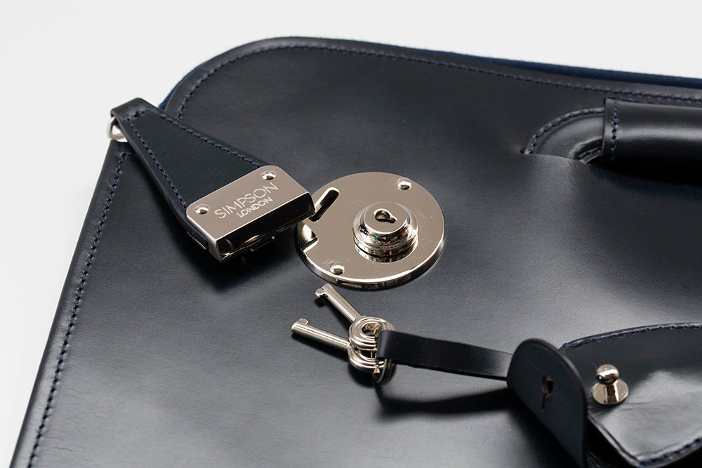 シンプソン ロンドンのセキュリティを備えた超薄型ブリーフ～今すぐ