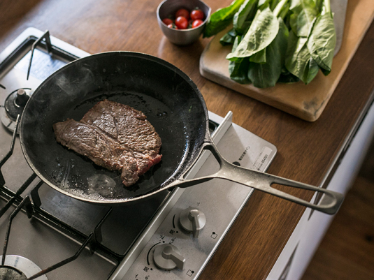 UNILLOY/フライパン 26cm -鋳鉄なのに重くない、お肉が絶品になる