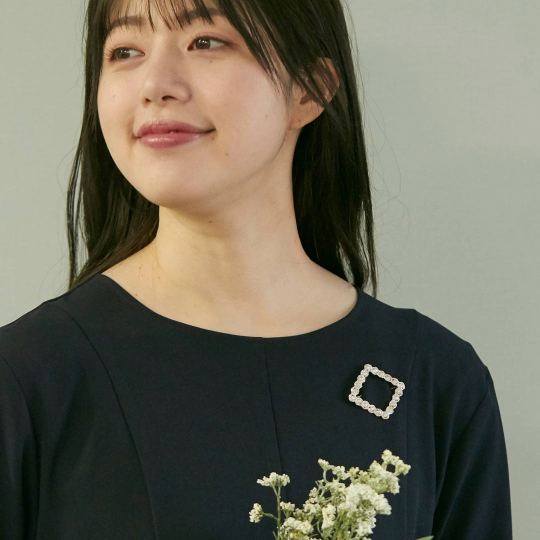 ichinose naomi/ブローチ square -どんなコーデにも似合う、繊細で可憐