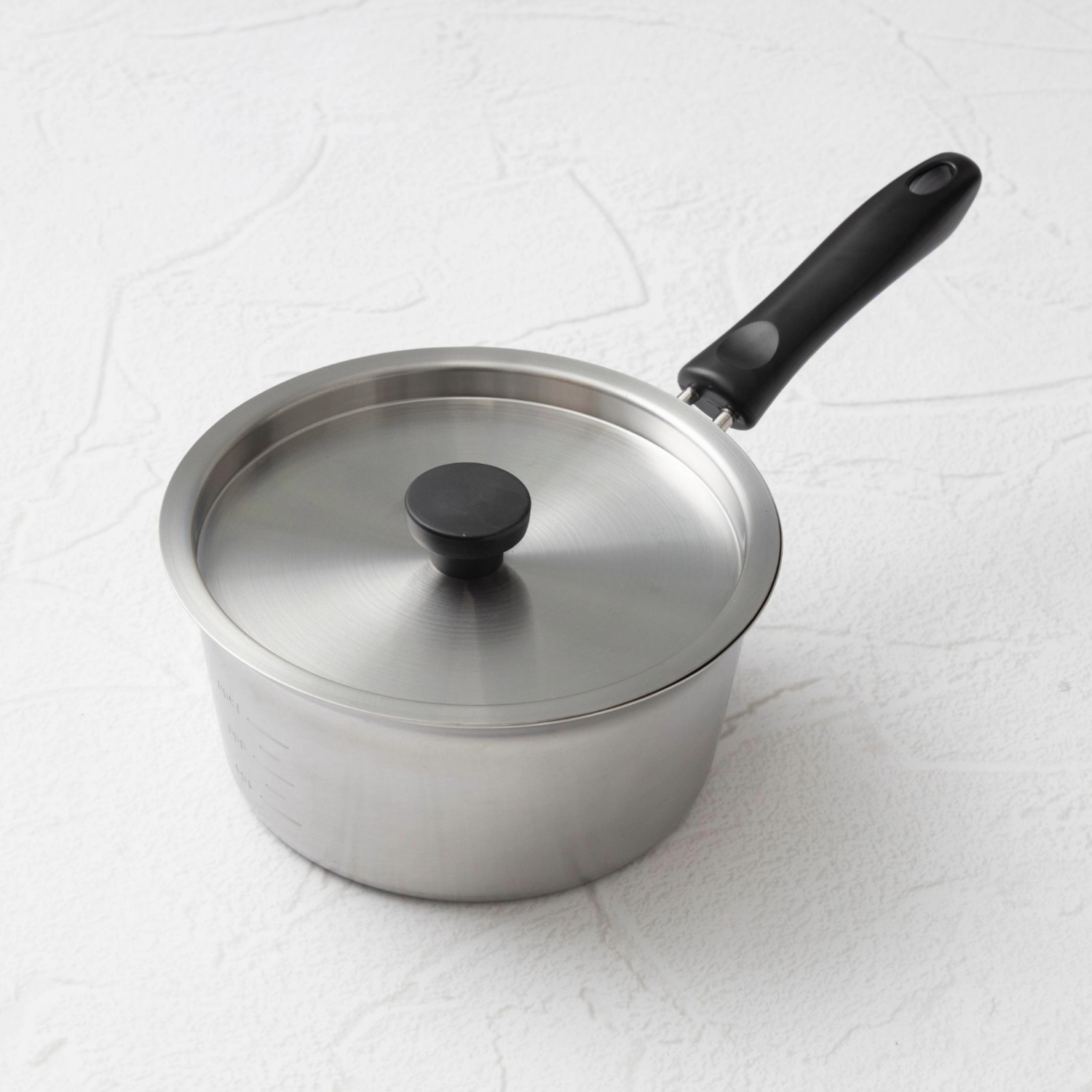 Three Snow 新越ワークス/そそぎ上手片手鍋18cm（目盛付） -蓋付き