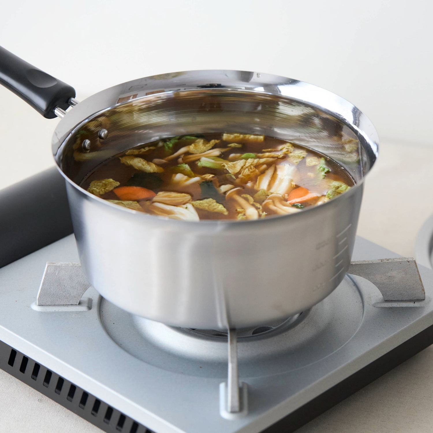 Three Snow 新越ワークス/そそぎ上手片手鍋20cm（目盛付） -蓋付き