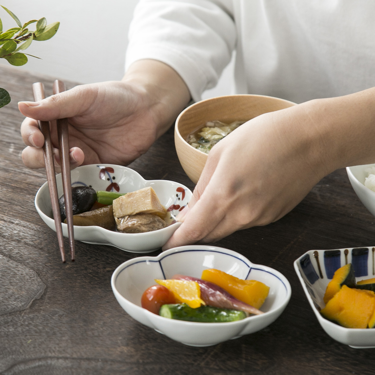 みのりの小鉢 梅小鉢 赤絵花弁 -絶妙なサイズ感で、目にも楽しい小鉢