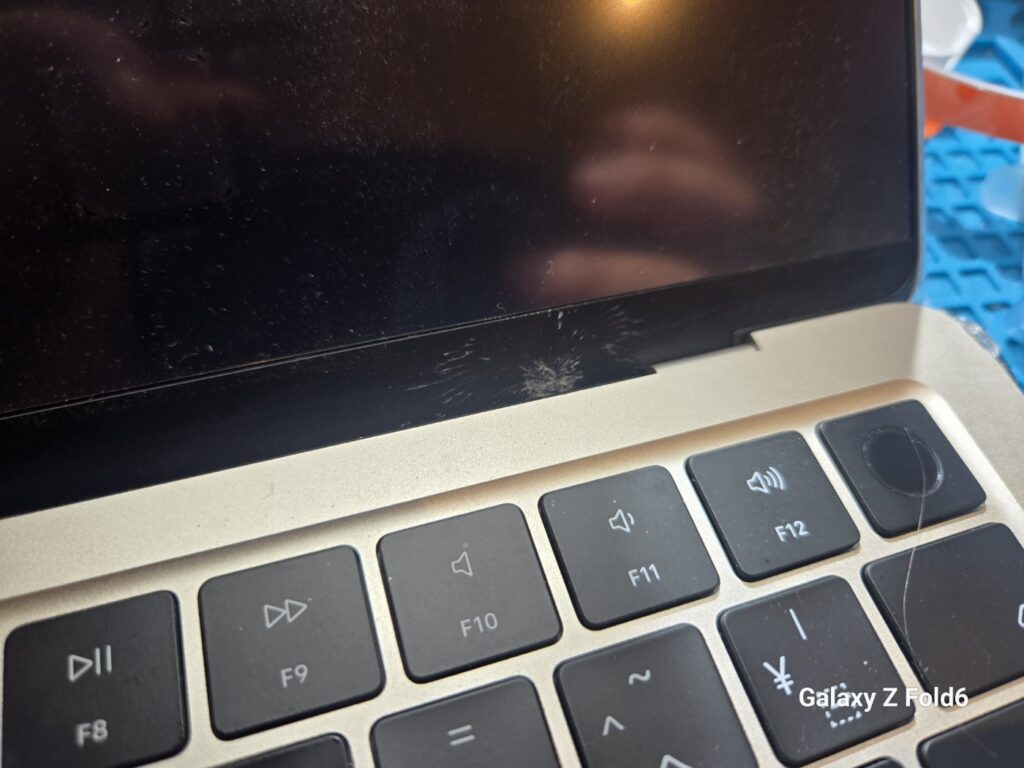 本日の修理）MacBook M2 Air A2681 液晶ベゼル割れ - スマホ修理KoKo