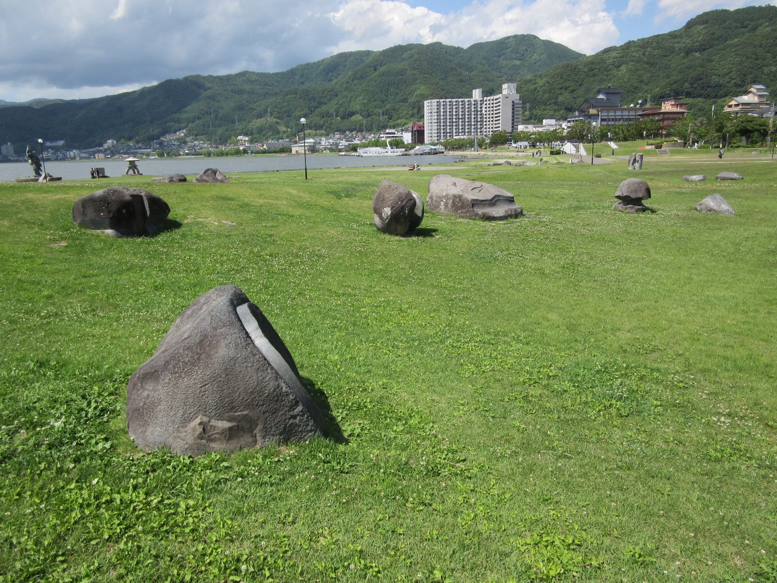 フィニッシュ会場石彫公園の石彫作品ご紹介 - スワコエイトピークス