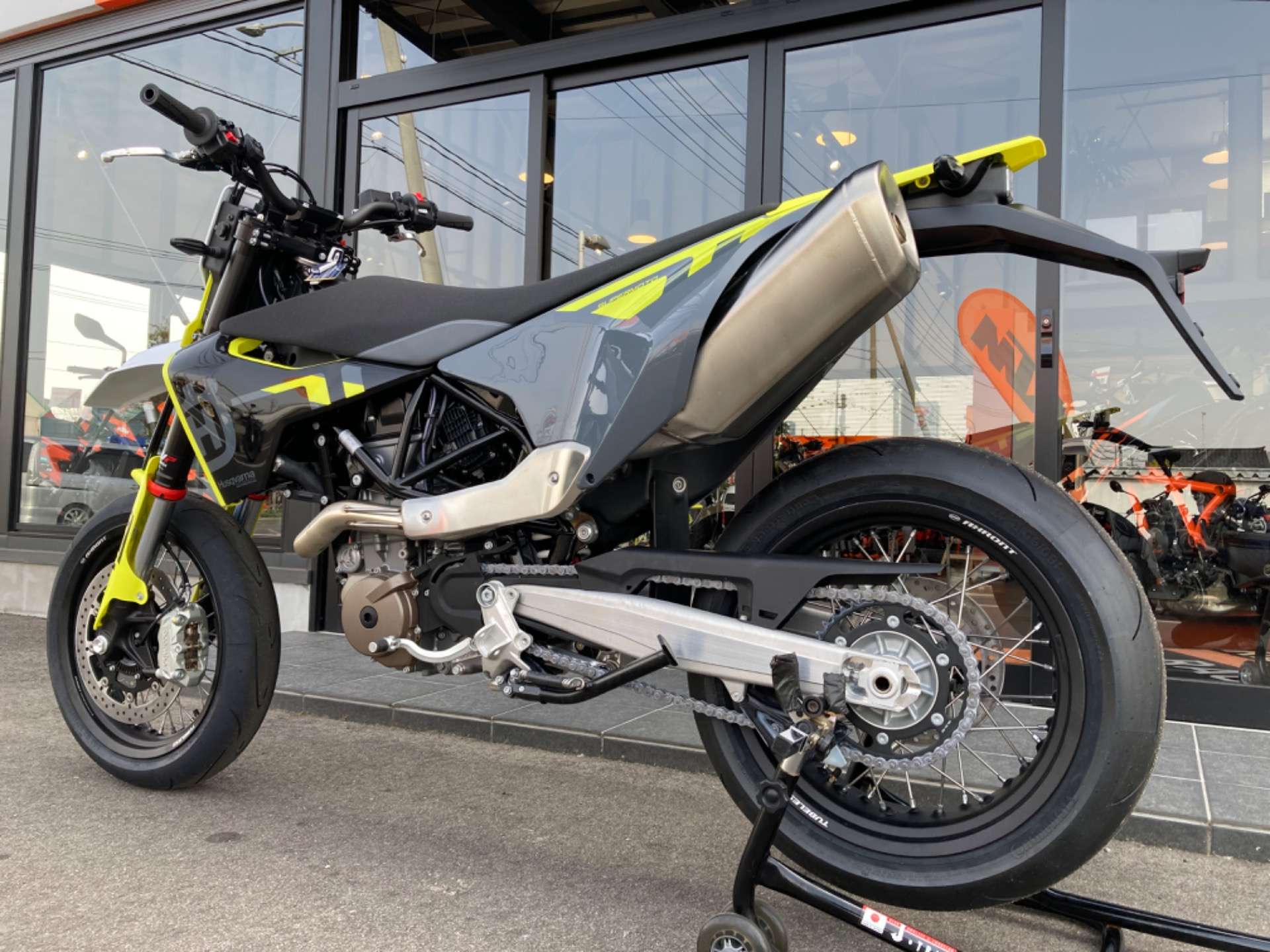 701SUPERMOTO マフラーについて | 二輪に関するさまざまな役立つ情報を