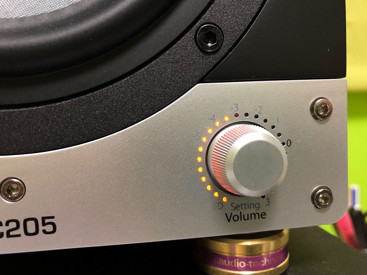 様々な環境に適応するフラットなモニタースピーカー、EVE AUDIO SC205